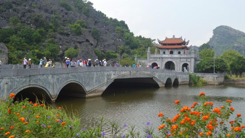 hanoi-guided-full-day-hoa-lu-trang-an-and-mua-cave-tour