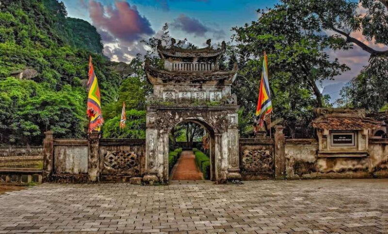 hanoi-to-ninh-binh-private-tour-hoa-lu-trang-an-mua-caves