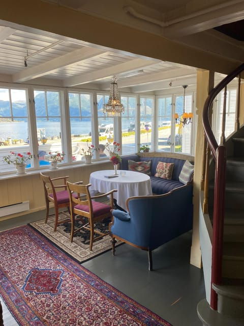 hardangerfjord-lunch-at-cider-farm-coffee-at-historic-hotel