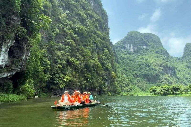 hoa-lu-trang-an-mua-cave-small-group