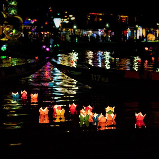 hoi-an-hoai-river-boat-trip-by-night-and-floating-lantern-2