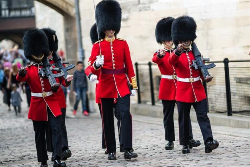 hop-on-hop-off-london-bus-tour-tower-of-london