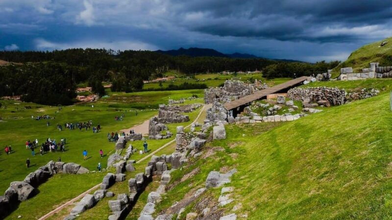 horseback-riding-through-qenqo-horse-ride-cusco