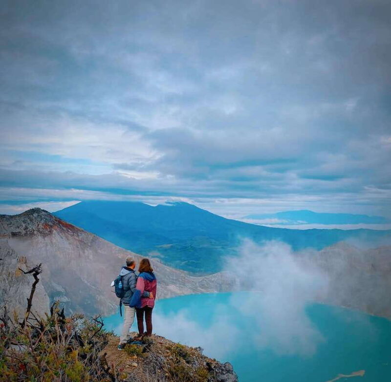 ijen-crater-blue-flame-sunrise-and-sulfur-miners-trek