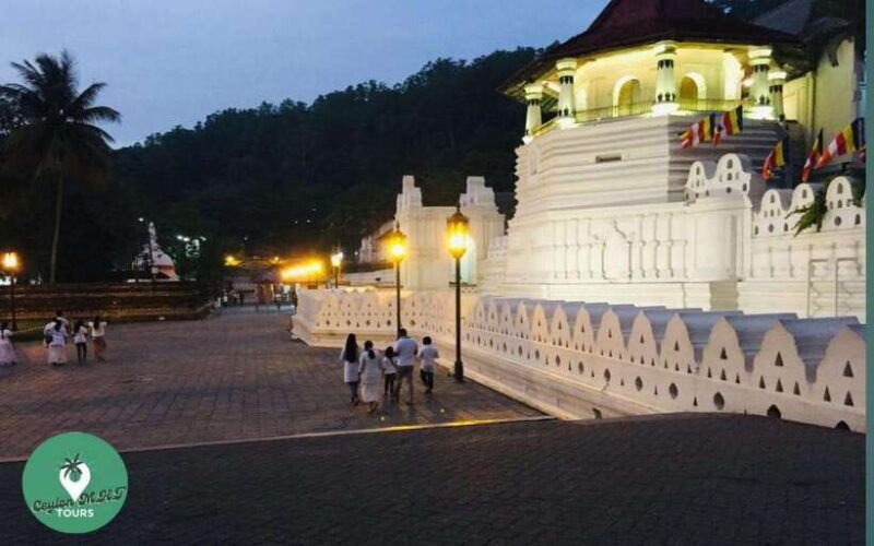 kandy-city-explore-with-local-guide-by-tuktuk