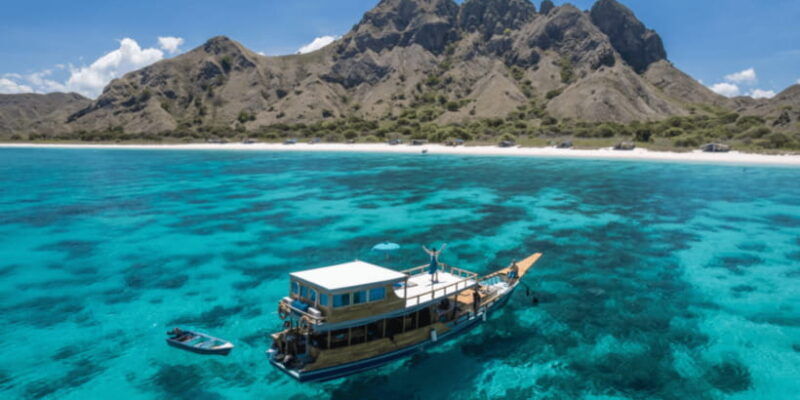 komodo-islands-private-2-day-tour-on-a-wooden-boat