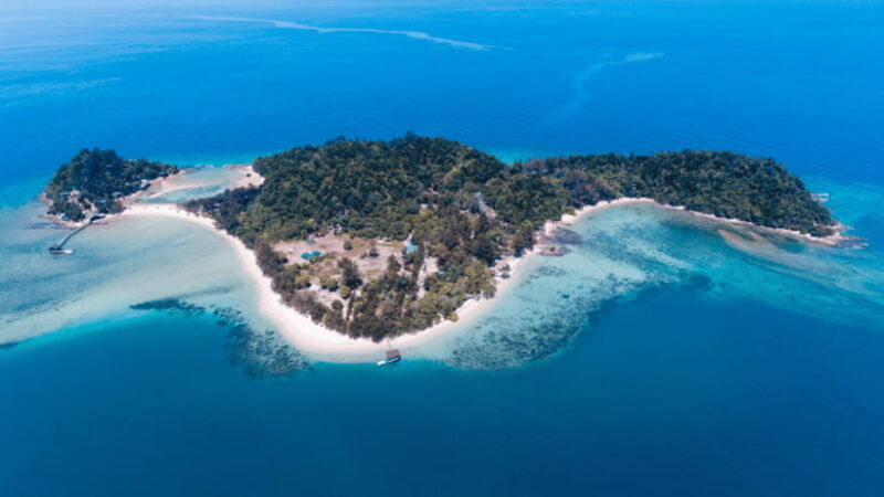 kota-kinabalu-snorkeling-at-ara-dinawan-private-island