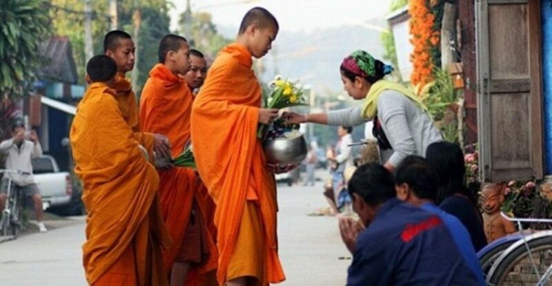 krabi-highlights-walking-tour-with-buddhist-alms-ceremony