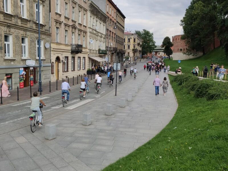 krakow-multilingual-tour-on-electric-bikes