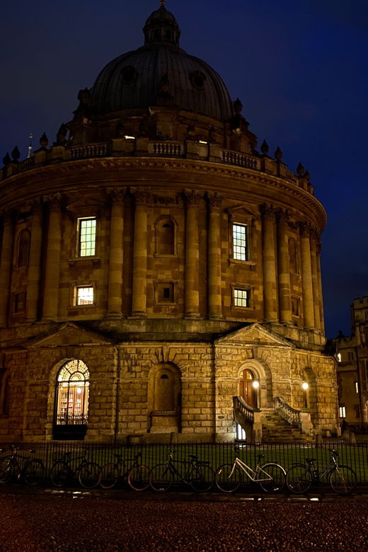 new-oxford-costumed-ghost-tour-in-character