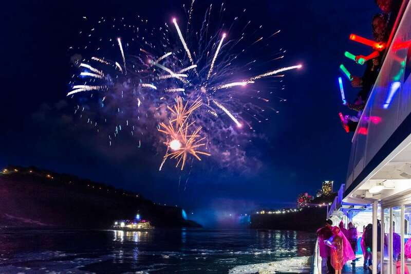 niagara-falls-canada-evening-fireworks-cruise