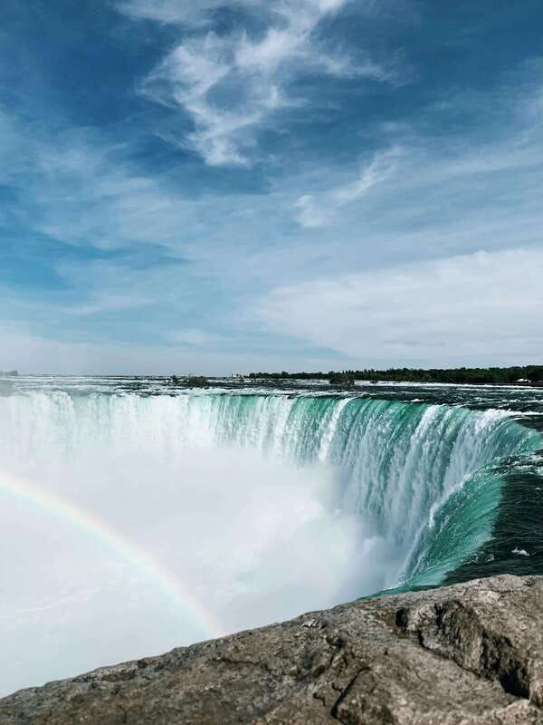 niagara-falls-guided-bus-tour-w-boat-behind-falls-tower