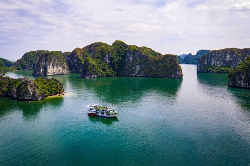 ninh-binh-lan-ha-bay-cozy-cruises-bike-tour-kayak-meals