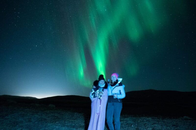 northern-lights-in-mini-bus-photos-hot-cocoa-and-pastries