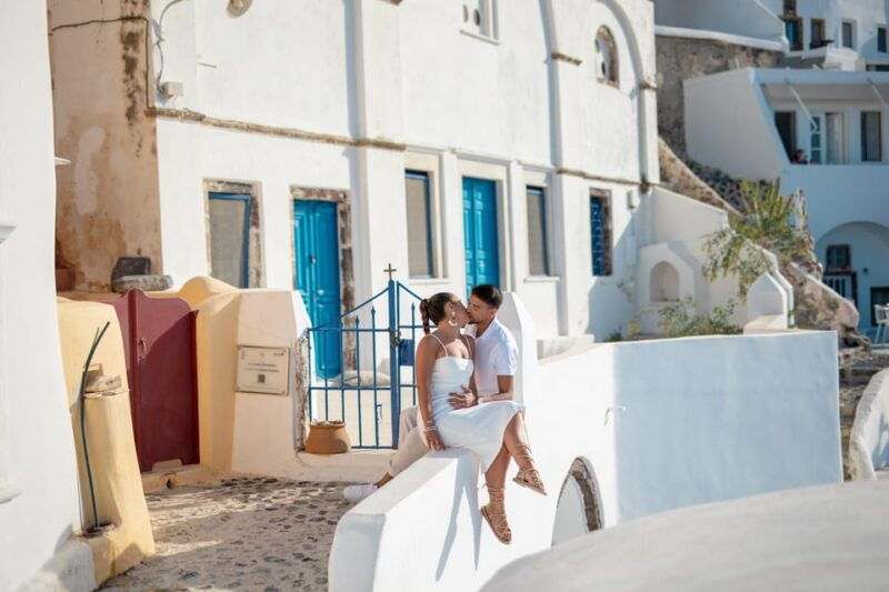 oia-couple-photoshoot-with-30-edited-photos