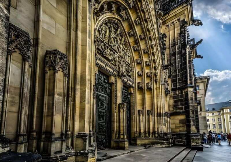 prague-castle-royal-palace-cathedral-and-golden-lane-tour