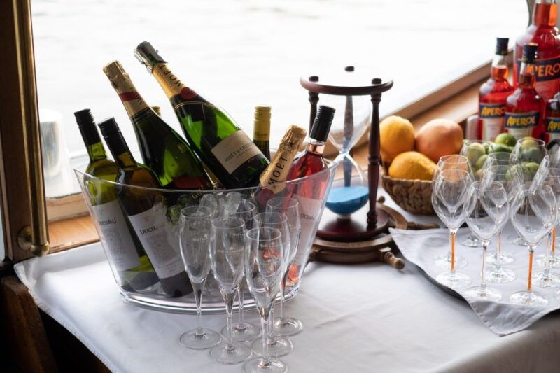 prague-vltava-river-private-boat-party-with-drinks