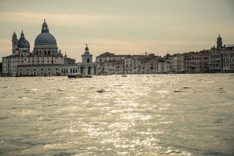 private-cruise-venice-viewed-by-the-water