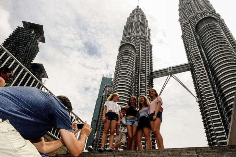 private-kl-city-tour-with-petronas-twin-towers-batu-caves