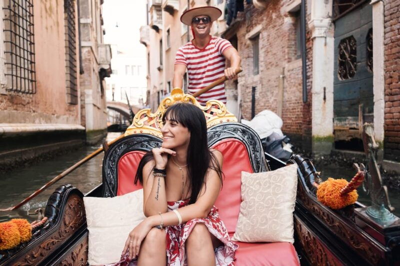 private-photoshoot-of-your-gondola-ride-in-venice
