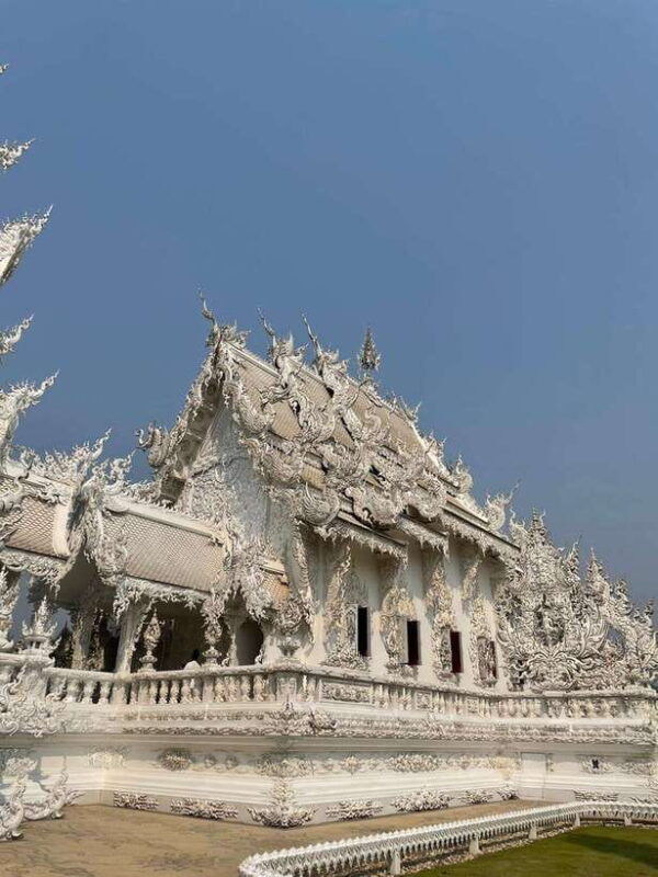 private-trip-chiang-rai-day-trip-white-temple-blue-temple