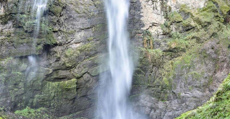rappelling-at-the-pisac-waterfalls