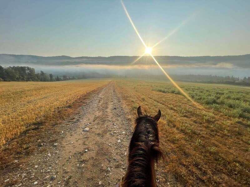 romantic-horseback-riding-at-sunset-la-crepuscule