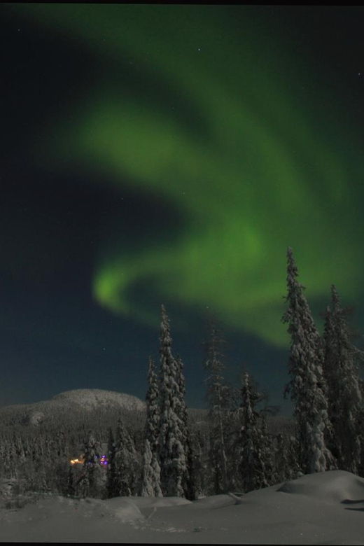 ruka-searching-for-the-northern-lights-with-snowshoes