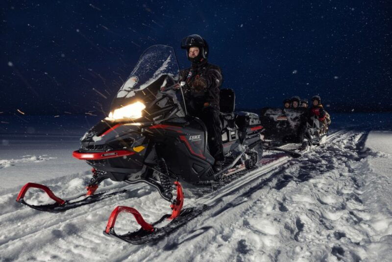 ruka-starlight-sledging-to-search-for-northern-lights