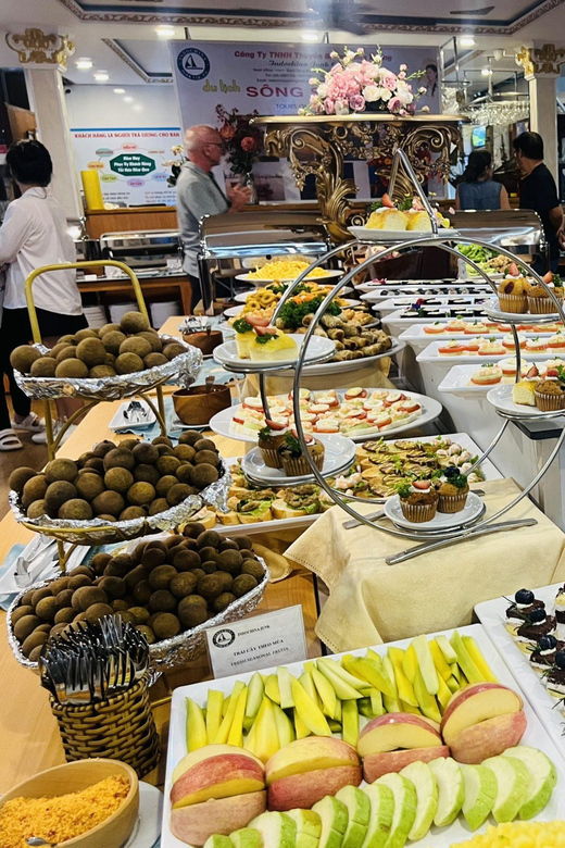 saigon-by-night-on-cruise-with-buffet-dinner
