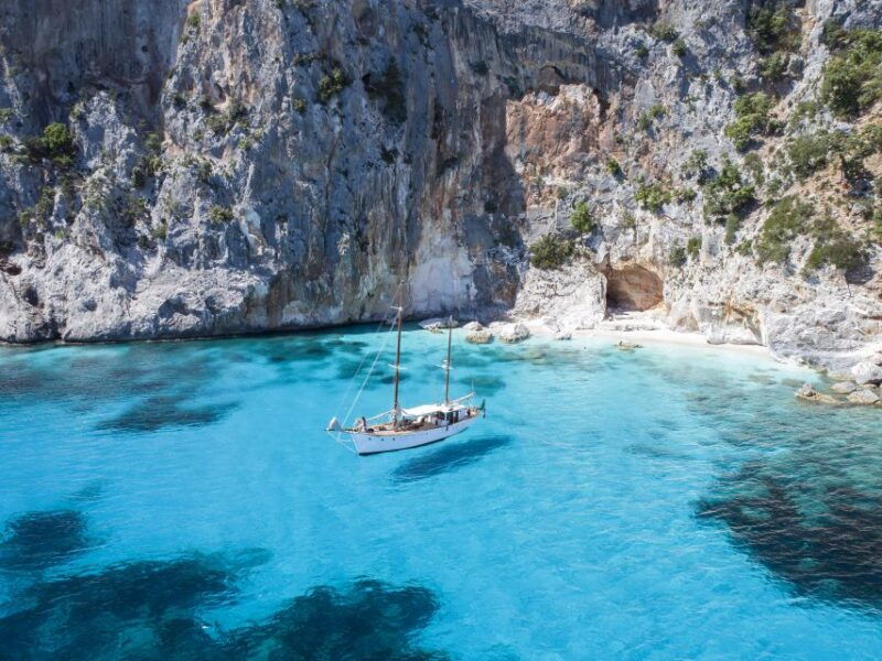 sailing-ship-in-exclusive-tour-around-the-gulf-of-orosei