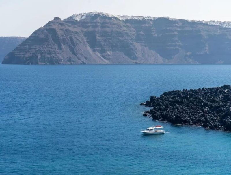 santorini-boat-cruise-to-the-famous-volcano-in-caldera