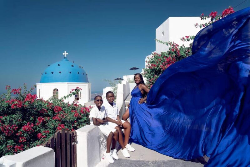 santorini-private-photoshoot-seprate-entrance-to-blue-dome