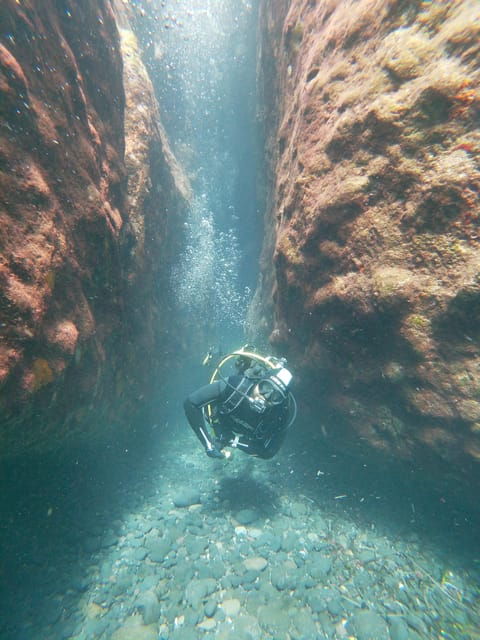 scuba-diving-in-the-volcanic-caldera-shorelines-of-santorini