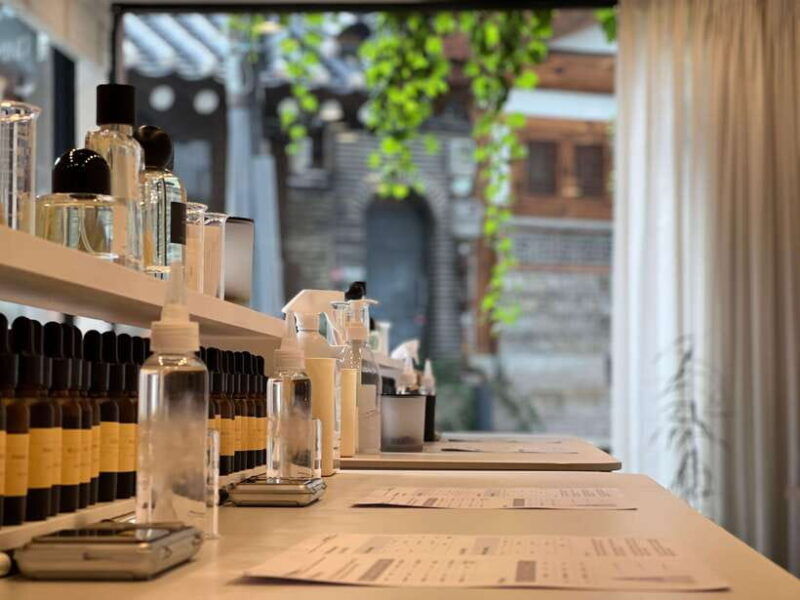 seoul-create-your-own-natural-perfume-with-a-perfumer