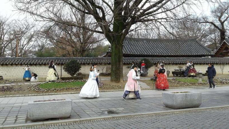 seoul-donghaksa-cherry-blossom-and-jeonju-hanok-day-tour