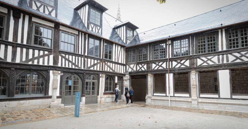 small-group-guided-tour-of-the-secret-history-of-rouen