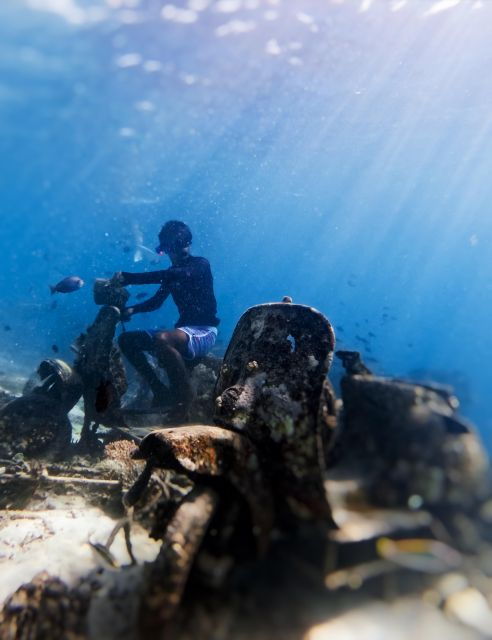 snorkeling-with-turtle-and-underwater-statue-in-gilis