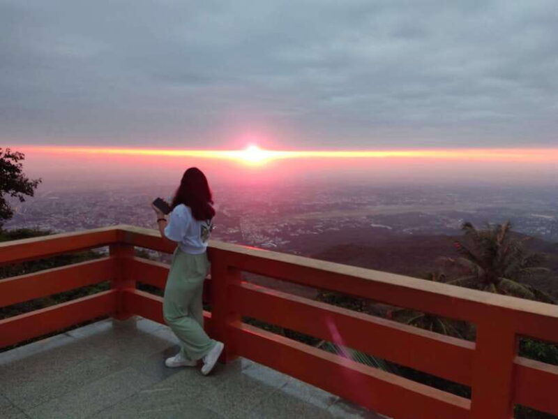 spiritual-sunrise-wat-doi-suthep-pha-lat-alms-meditation