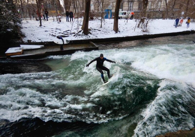 surfing-on-munich-all-year-even-winter-englischer-garten