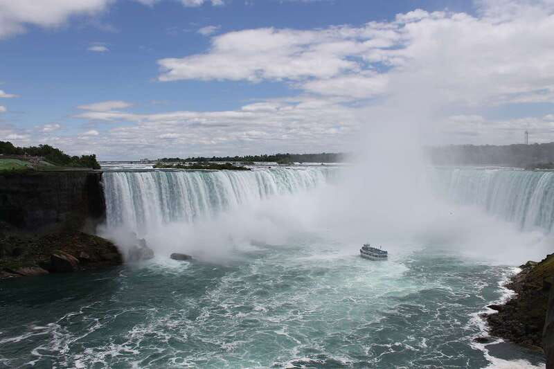 toronto-niagara-falls-day-trip-with-wine-tasting-transfer