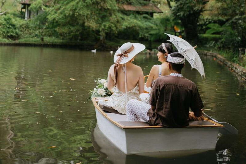 ubud-romantic-picnic-on-a-wooden-boat-with-sparkling-wine