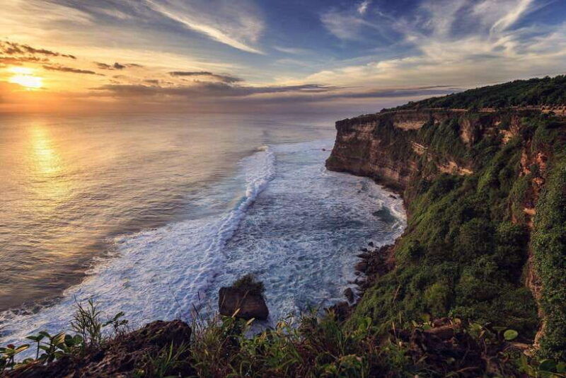 uluwatu-sunset-temple-kecak-dance-show-seafood-dinner