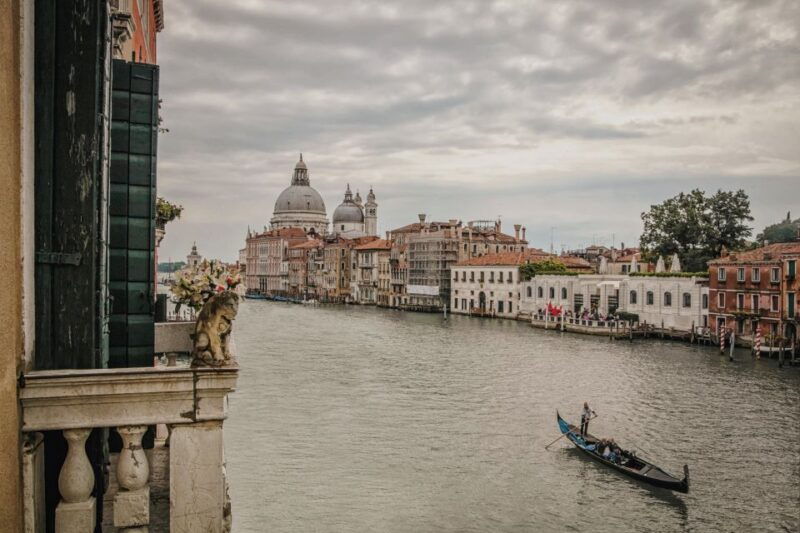 venice-gondola-ride-and-a-gala-dinner-in-a-venetian-palace