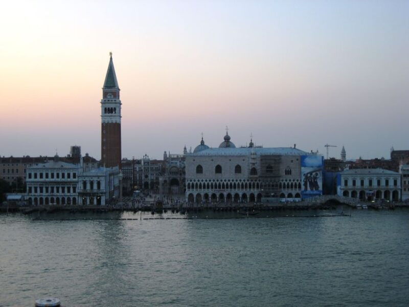 venice-private-evening-stroll-with-gondola-ride