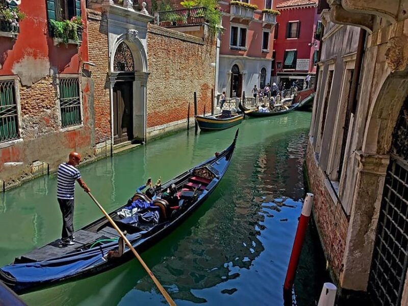 venice-rialto-bridge-guided-tour-and-shared-gondola-ride