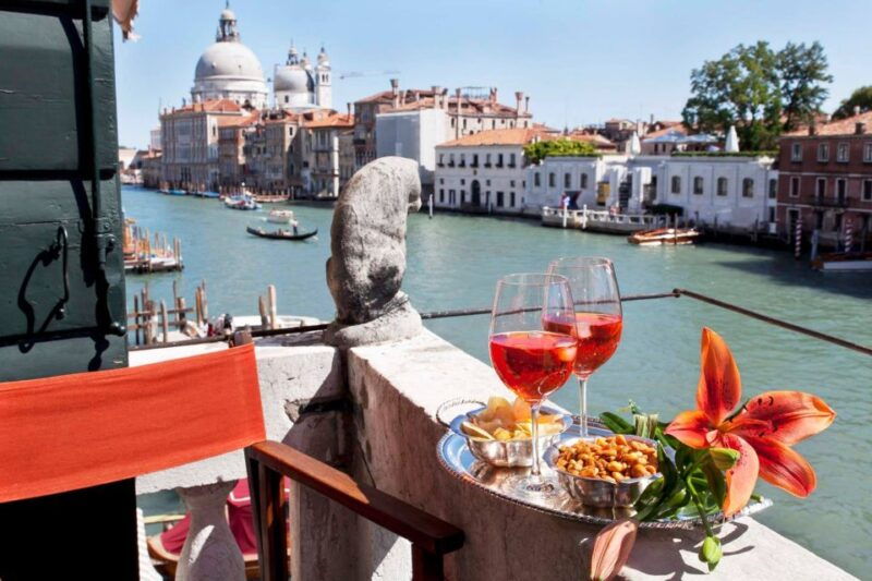 venice-romantic-palace-dinner-and-private-gondola-ride
