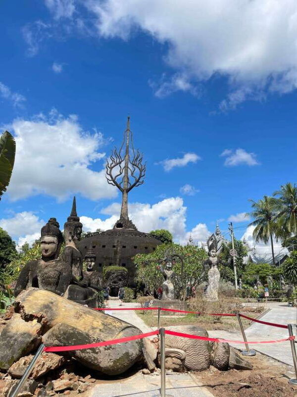 vientiane-half-day-city-tour-with-patuxai-and-buddha-park