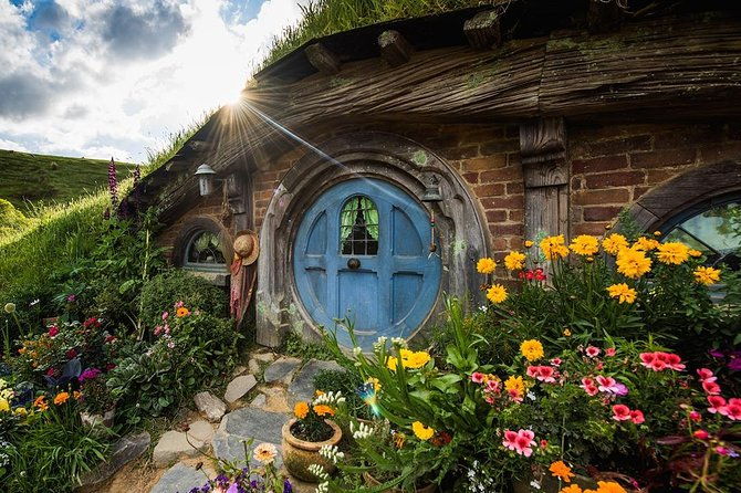 Waitomo Caves & Hobbiton Small Group Tour from Auckland - Hobbiton Movie Set: A Must-See for Film and Fantasy Fans