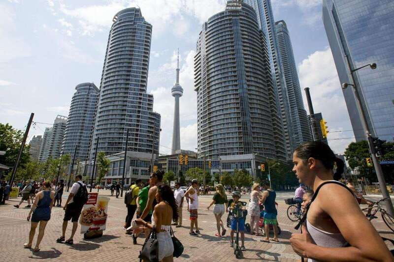 walking-tour-in-downtown-toronto